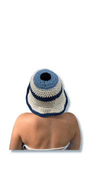 the back of a woman wearing a blue and white crocheted hat